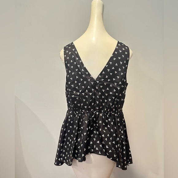 Brand: Lewit
Lewit Sharkbite Hem Silk Tank, Black -White Knot Print, Medium - Picture 3 of 8